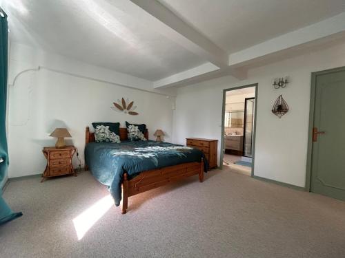 - une chambre avec un lit doté d'une couverture bleue dans l'établissement VILLA AU CALME AVEC PISCINE, à Moussan