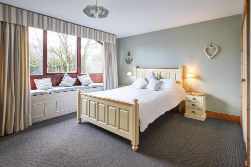 - une chambre avec un grand lit et une fenêtre dans l'établissement Host & Stay - The Coach House, à Beal