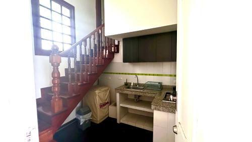 a kitchen with a staircase and a sink in a room at Insitu hotel in Cali