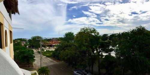 vista su una strada alberata e su un edificio di Quinta Carrizalillo a Puerto Escondido