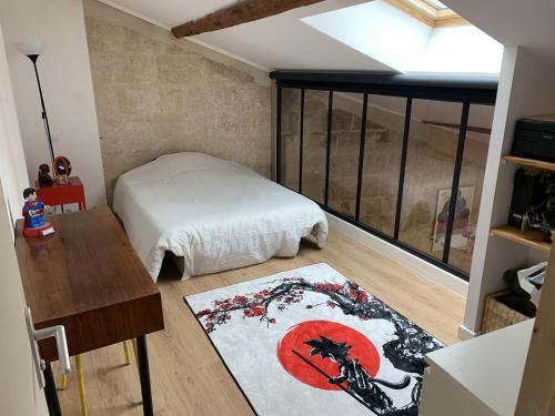 ein Schlafzimmer mit einem Bett und einem Teppich auf dem Boden in der Unterkunft Duplex Universite in Montpellier