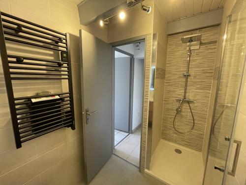 La salle de bains est pourvue d'une douche et d'une porte en verre. dans l'établissement Villa Saint-Cyprien, 4 pièces, 6 personnes - FR-1-106-54, à Saint-Cyprien
