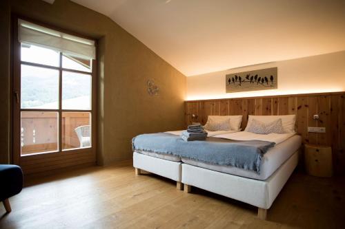 1 dormitorio con cama y ventana grande en Schneckenhaus Dachstein West, en Russbach am Pass Gschütt
