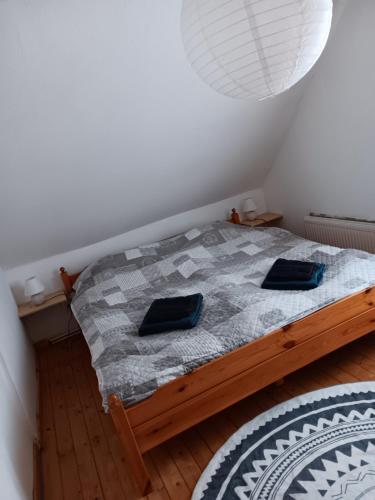 um quarto com uma cama com duas almofadas azuis em Alte Pastorei Jennelt em Krummhörn