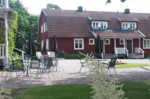a group of chairs in front of a red house at Sörgården - hyr hela gården! (2-35 personer.) in Köping