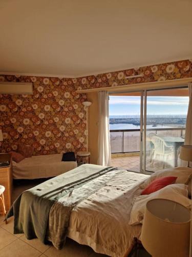 une chambre avec un lit avec vue sur l'océan dans l'établissement Appartement familial T2 vue mer, à Palavas-les-Flots