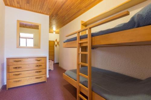 Cette chambre dispose de lits superposés avec 2 lits superposés et une commode. dans l'établissement Super Venosc - F2 - Appart pied de piste - 6 pers, à Les Deux Alpes