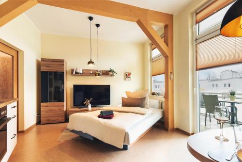 - une chambre avec un grand lit et une télévision dans l'établissement Apartment, barrierearm, zentral, 2-3 Personen, à Mühlhausen