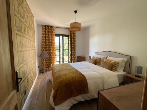 Un dormitorio con una cama grande y una ventana en Carpediem_corsica, en Poggio-dʼOletta