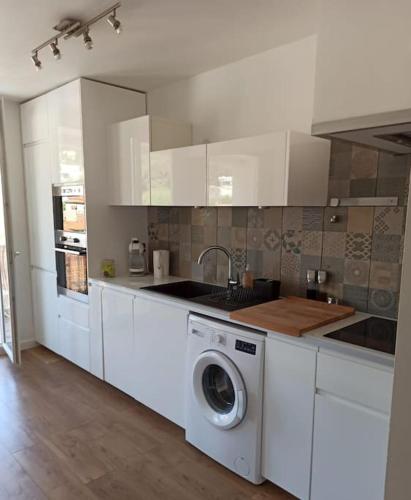 une cuisine blanche avec une machine à laver à l'intérieur dans l'établissement T1 Centre Proche du Port et des Plages Garage Climatisation Wifi, à Carry-le-Rouet