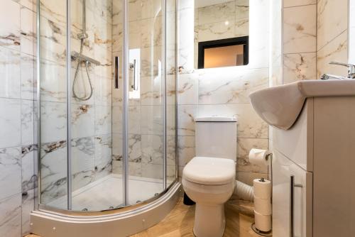 Stunning Central Derby Apartment Free WiFi & Parking في ديربي: حمام مع دش ومرحاض ومغسلة