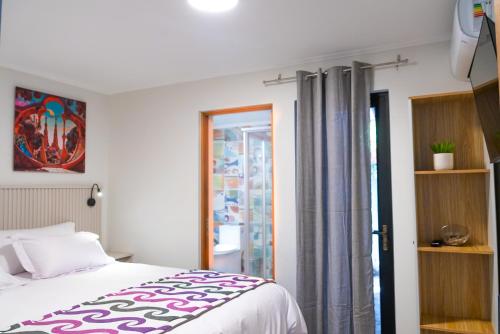a bedroom with a bed and a window at Park Güell House Hotel in Talca