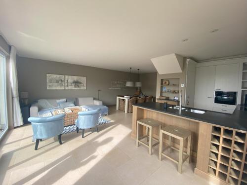 une cuisine et un salon avec un canapé dans l'établissement Au grand large, à Wimereux