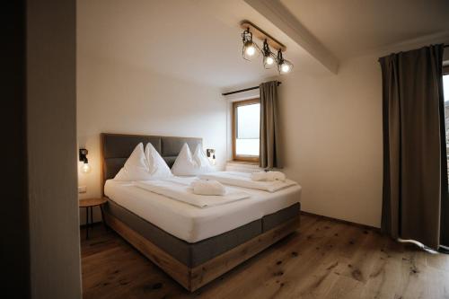 FORSTAUERWiRT Hotel & Restaurant tesisinde bir odada yatak veya yataklar