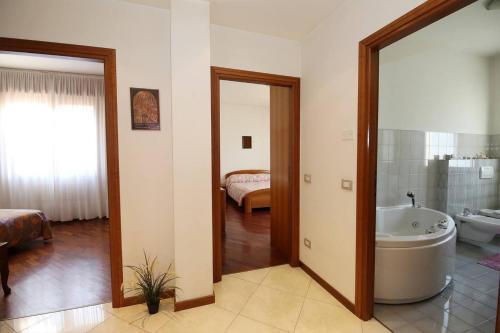 Et badeværelse på Charming House on the Lake