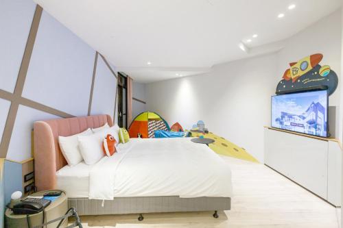 a bedroom with a bed with a surfboard on the wall at 墾丁耳東華苑ErDong Manor in Kenting