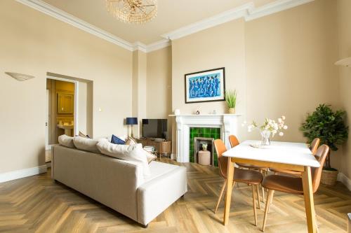 ein Wohnzimmer mit einem Sofa und einem Tisch in der Unterkunft Greystones Harbour Apartments in Na Clocha Liatha