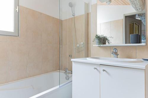 Ένα μπάνιο στο Le Cosy, T3 en Duplex, Climatisé, Centre historique