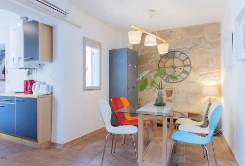 une cuisine et une salle à manger avec une table et des chaises dans l'établissement Le Cosy, T3 en Duplex, Climatisé, Centre historique, à Montpellier