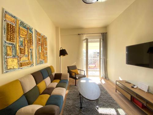 C.15 Vardan's apartment في سلانيك: غرفة معيشة مع أريكة وتلفزيون