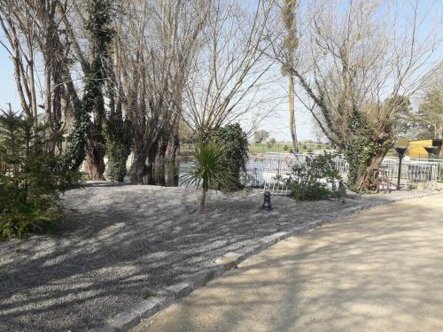 una calle arbolada con una boca de incendios en un parque en L'étable La Villa St Martin, en Pontorson