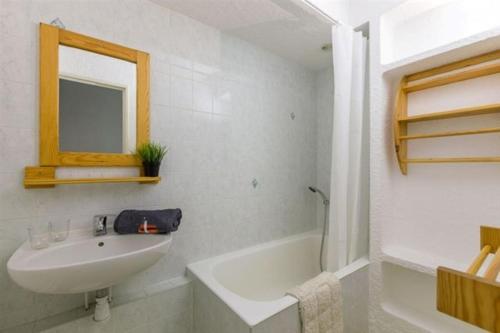 une salle de bain blanche avec un lavabo et une baignoire dans l'établissement Vallee Blanche - C2 - Studio pied piste - 4 pers, à Les Deux Alpes