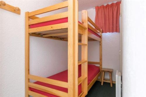 une chambre avec deux lits superposés dans l'établissement Vallee Blanche - C2 - Studio pied piste - 4 pers, à Les Deux Alpes