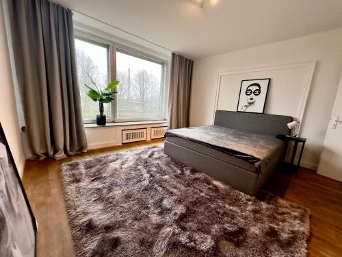 - une chambre avec un lit et une grande fenêtre dans l'établissement Atemberaubender Rheinblick Messe, à Düsseldorf