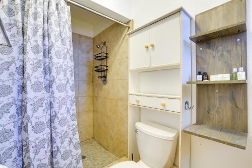 uma casa de banho com um WC e um chuveiro em El Paso Vacation Rental Studio, 7 Mi to Fort Bliss em El Paso