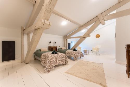 une chambre avec deux lits et une télévision à écran plat dans l'établissement 249 Roberie Sud - Cénac, à Cénac