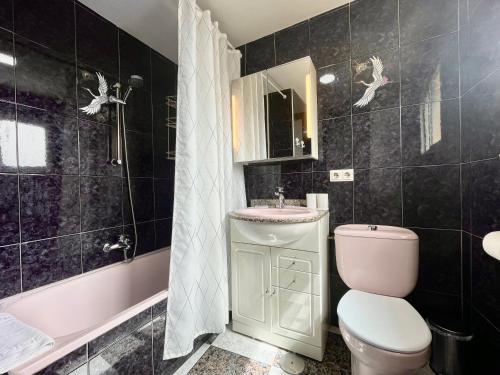 ein Badezimmer mit einem WC, einem Waschbecken und einer Badewanne in der Unterkunft LaFrenchTouch - Coqueto estudio terraza con vistas in Torremolinos
