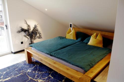 Tempat tidur dalam kamar di Ferienwohnung Haus Kampen
