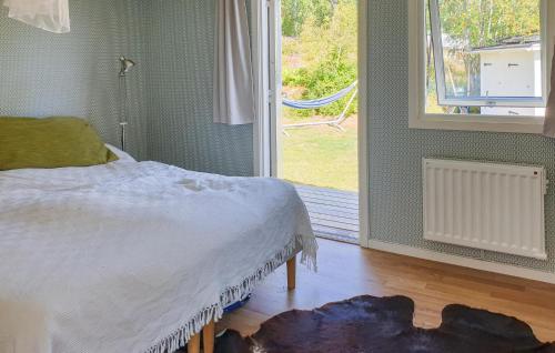 1 dormitorio con cama y ventana grande en Beautiful Home In Sparreholm With Lake View, en Sparreholm