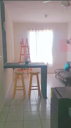 une chambre avec une table, deux chaises et une fenêtre dans l'établissement La puerta gris, à Tulum