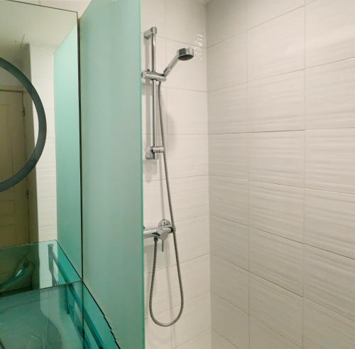 une douche avec pommeau de douche dans une salle de bain dans l'établissement Studio Cannes Croisette, à Cannes