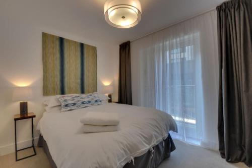 1 dormitorio con cama y ventana grande en East Altitude, en Bournemouth