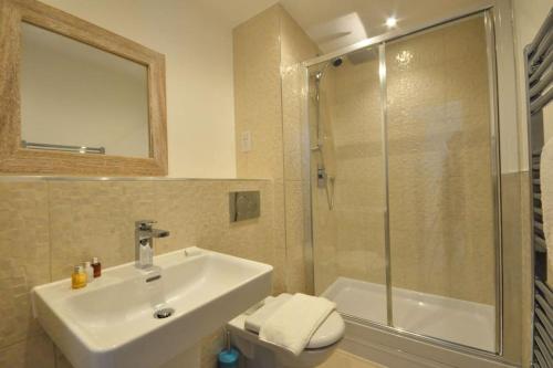 East Altitude في بورنموث: حمام مع حوض ودش ومرحاض