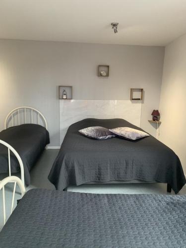 Malocco في Pontcarré: غرفة نوم بسريرين في غرفة
