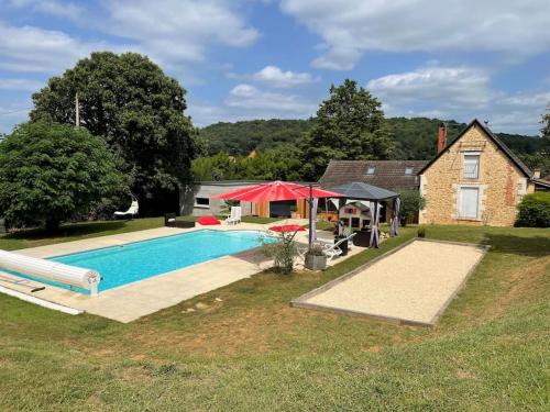 une piscine dans une cour à côté d'une maison dans l'établissement Propriété*Piscine*Sarlat, à Sarlat-la-Canéda
