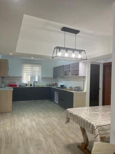 Kuchyň nebo kuchyňský kout v ubytování Spacious 3 Bedrooms Flat in Port Louis