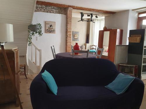 Caudiès-de-FenouillèdesにあるLes Augustinsのリビングルーム(青いソファ、テーブル付)