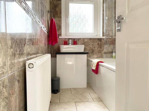 Een badkamer bij Modern And Vibrantly Designed Apartment