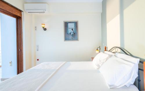Ένα ή περισσότερα κρεβάτια σε δωμάτιο στο Iris Villas Lefkada - Karavi Villa with private sea access