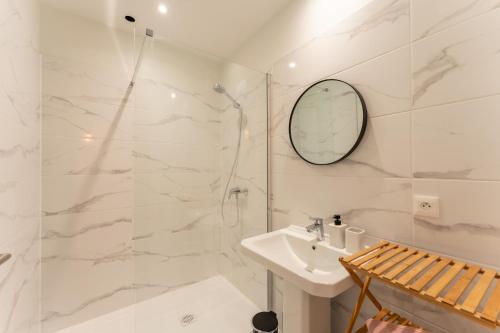 une salle de bain blanche avec un lavabo et une douche dans l'établissement 249 Roberie Sud - Cénac, à Cénac