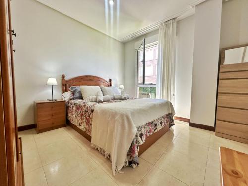 Un dormitorio con una cama grande y una ventana en Costa Verde - 6006, en Noja