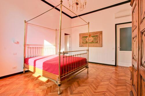 una camera da letto con un letto a baldacchino in una stanza di Tibullo ,Classico ed Elegante Appartamento a Roma