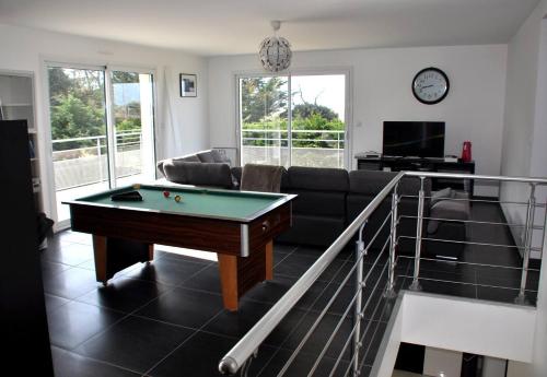 - un salon avec un canapé et un billard dans l'établissement Villa bord de mer, à Soulac-sur-Mer