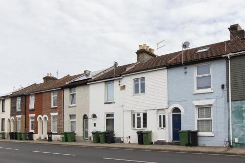 a row of houses on a street at Open Mind Property - Luxury 3 Beds & Free Parking in Portsmouth