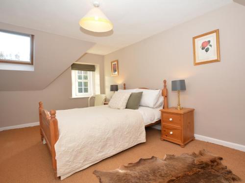 Un dormitorio con una cama grande y una ventana en 2 bed in Duns 48811, en Duns