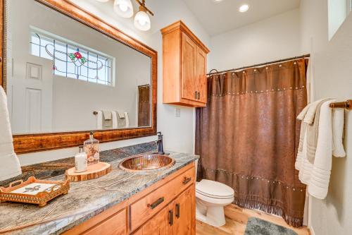 W łazience znajduje się umywalka, toaleta i lustro. w obiekcie Stunning Farm Retreat 12 Mi to Downtown McKinney! w mieście Princeton
